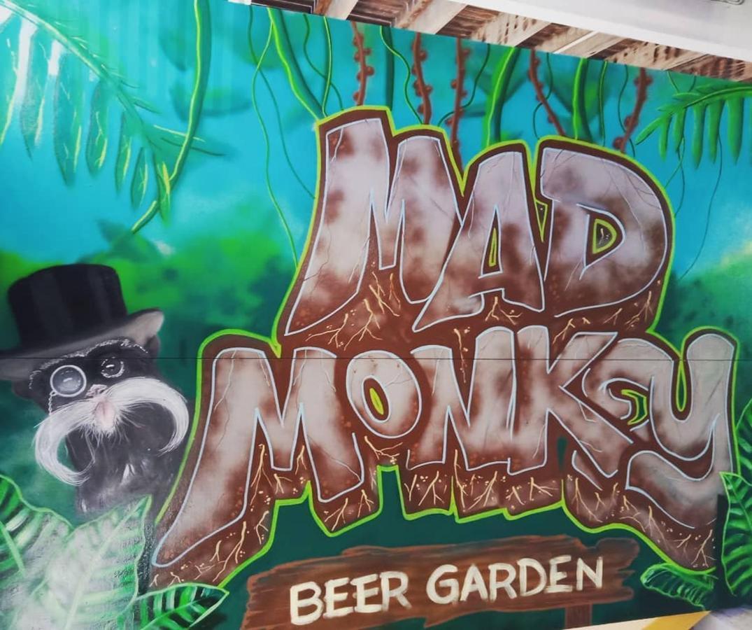Mad Monkey Central Cairns Extérieur photo